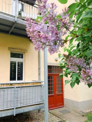 Individuelle Grundrissgestaltung: Freie 3-Zimmer-Altbauwohnung mit großem Balkon zum ruhigen Garten