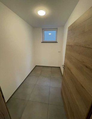 Neuwertige 2,5-Zimmer-Wohnung mit Terrasse und Einbauküche in Laubach