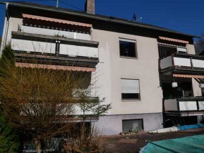 „Schönes Wohnhaus mit vier Wohneinheiten, Garagen, Schwimmbad, für Kapitalanleger geeignet“