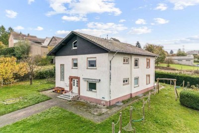 Großzügige Immobilie mit Garagen und schönem Grundstück!!