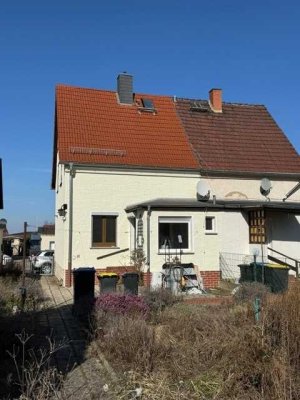 Doppelhaushälfte mit Entwicklungspotenzial für kreative Eigentümer