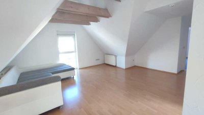 Gemütliche 2,5-Zimmer-Dachgeschosswohnung mit Stellplatz in begehrter Lage von Pfersee-Nord