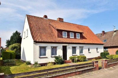 OHNE KÄUFERPROVISION:
Einfamilienhaus mit Nebengebäuden und XL Garten