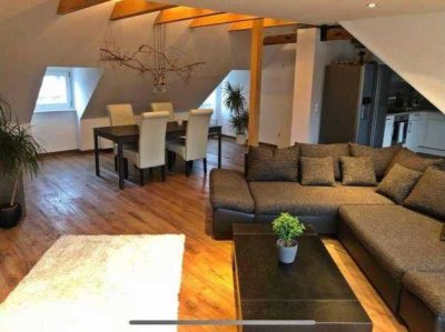 Schicke 2- Zimmer DG Wohnung mit EKB und Küche