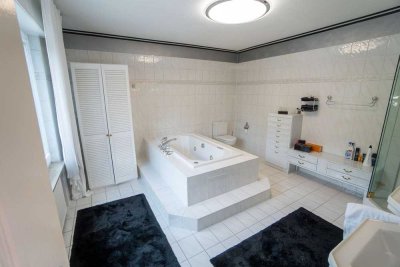 Familienfreundliches Wohnen: Großzügiges Haus mit Balkon, Einbauküche & 3 Schlafzimmern am Hasten