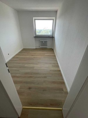 Freie Zimmer in 4er WG in einer 4 1/2 Zimmer Wohnung im 6. Stock
