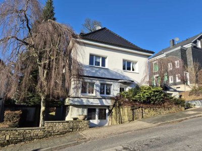 Sehr gut aufgeteiltes Einfamilienhaus mit einer Fläche von über 200 m² im Remscheider Zentrum!