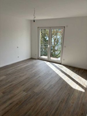 Erstbezug nach Sanierung: Zentrale attraktive 3-Zimmer-Wohnung mit EBK und Balkon mit Photovoltaik