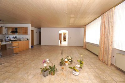 Platz für Ideen und Familie: Zweifamilienhaus mit Garten und Wohnkomfort