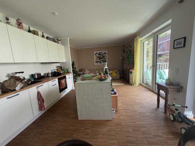 Familienfreundlicher Neubau: 5 Zimmer, 2 Bäder, Balkon & TG-Stellplatz – Nachmieter gesucht