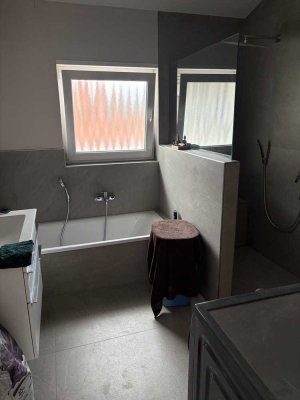 Neuwertige Wohnung mit zwei Zimmern und Einbauküche in Neuhofen