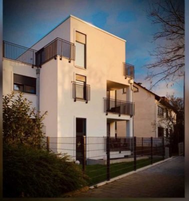 Lichtdurchflutete und geräumige zwei Zimmer Wohnung in Offenbach Bieber