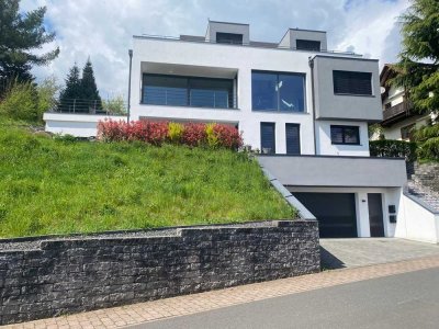 Traumwohnung mit Fernsicht in Südhanglage inkl. Dachterrasse, Garagenplatz, Küche und Garten