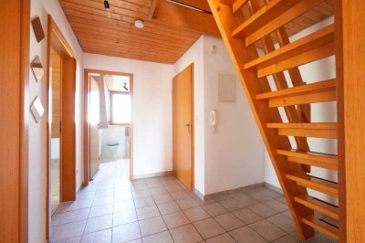 Helle Dachgeschosswohnung mit großem Balkon und Garage – vielseitig nutzbar in Untermeitingen!