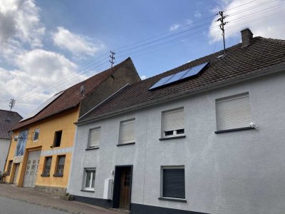 Wohnhaus mit Innenhof und Garagen