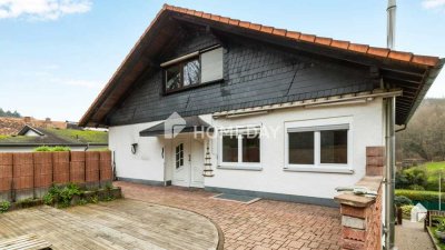 Charmantes Zweifamilienhaus mit großzügiger Wohnfläche, 2 Terrassen, Garten und Stellplätzen
