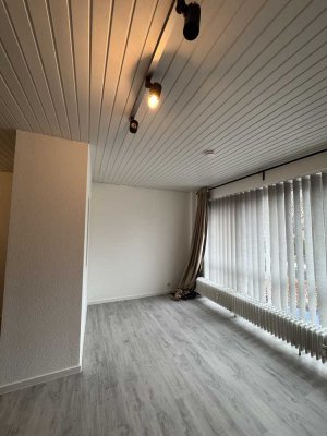 Gepflegte, teilmöblierte 1-Zimmer-Etagenwohnung  zu vermieten.