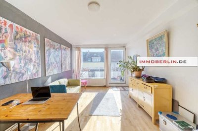 IMMOBERLIN.DE - Stimmungsvolle Dachgeschosswohnung mit Südterrasse in komfortabler Neukölln-Lage