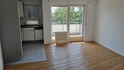 Geschmackvolle, gepflegte 2-Raum-Wohnung mit geh. Innenausstattung mit Balkon und EBK