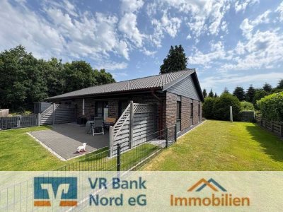 Exclusives Wohnen zur ebenen Erde - energetisch hochwertige DHH mit Carport in Sackgassenlage