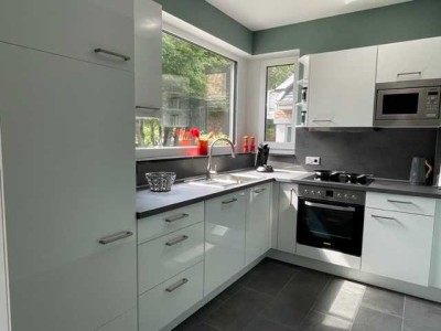 Gehobene und vollmöblierte Wohnung mit großzügigem Balkon und Einbauküche