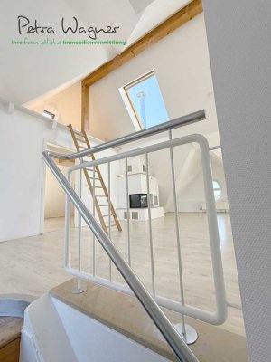 Für Dachschrägen-Liebhaber: große, bezugsfreie 3-Zi.-DG-Whg. mit Balkon, Kamin, Klima, Kfz-Stellpl.