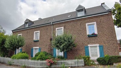 Charmante Dachgeschoss-Wohnung in denkmalgeschütztem Hofgebäude, Köln-Lövenich