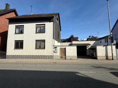 Zweifamilienhaus in Wehen – Viel Platz und große Garage für Ihre Wohnträume!