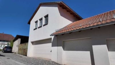 STADTRAND-  WOHNUNG MIT HAUSCHARAKTER UND DOPPELGARAGE