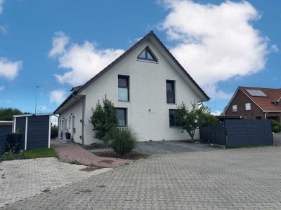 Moderne, energieeffiziente Doppelhaushälfte mit Fußbodenheizung und Kamin in ruhiger Lage