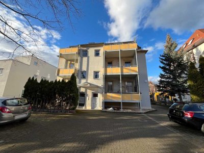 Schöne Aussichten! Große Küche mit EBK, Bad mit Fenster, großer  Balkon und Pkw-Stellplatz!