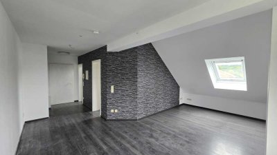 Freundliche Studiowohnung, DG, 1 ZKB mit Einbauküche und Parkplatz
