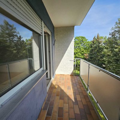 "Sonnige 4-Zimmer-Wohnung mit Balkon, Garage und Blick ins Grüne – frei ab sofort!"