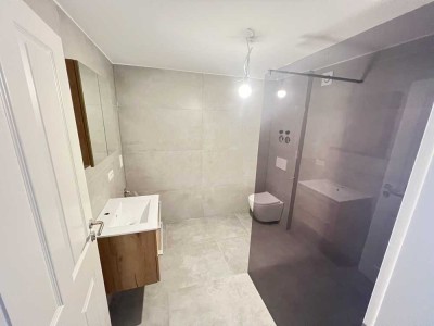 Erstbezug nach Sanierung mit Balkon und Einbauküche: Geschmackvolle 3-Zimmer-EG-Wohnung