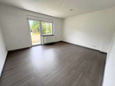 Begrüntes, ruhiges Wohngebiet in Citynähe - 3 Zimmer Wohnung mit Balkon im Erdgeschoss!