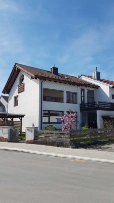helle Dachgeschosswohnung mit Terrasse für Singles und Paare