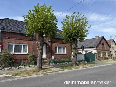 2 Häuser!  Liebevoll saniertes Haus + Town & Country Bungalow und Backsteinscheune