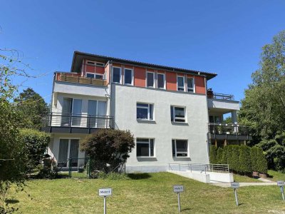 Helle Dachgeschosswohnung mit großen Fenstern und zwei Balkonen