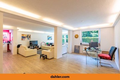 Wohnen im Grünen: Stilvolle Terrassenwohnung mit Garten, Terrasse und Garage im begehrten Dachswald