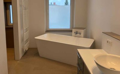 3,5-Zimmer-Altbau-Wohnung mit Traumbad, aufwendig saniert, mit Balkon, Loggia und Fahrstuhl