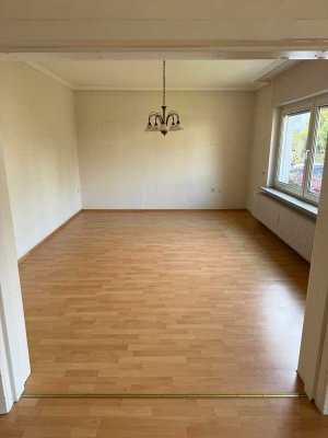 Helle 3-Zimmer-Wohnung (82 m²) mit Garten (300qm) und Terrasse (18qm) in zentraler Lage von Gießen
