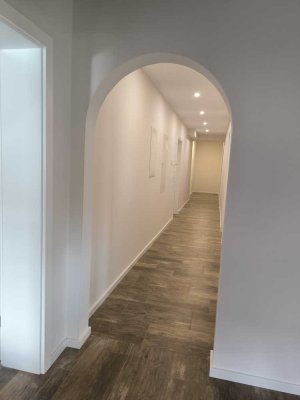 Barrierefreie komplett renovierte Wohnung mit Fußbodenheizung 
1100 € Kaltmiete - 100 m² - 3.0 Zi.