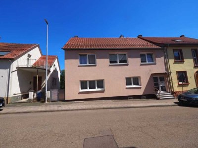 ATTRAKTIVES 2-FAMILIENHAUS MIT ZWEI EIGENTUMSWOHNUNGEN, GARAGE UND GARTEN