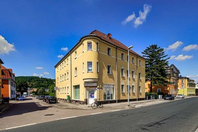 Frisch sanierte/modernisierte Familienwohnung mit Balkon, Tageslichtbad und Garage.