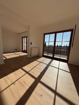 PREISREDUZIERUNG! Frisch renovierte 2-Zimmer-Wohnung mit großer Dachterrasse / Garten / Stellplatz