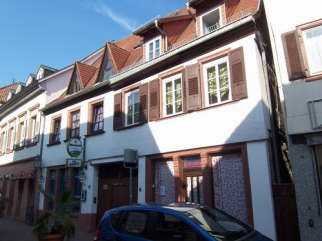 Moderne und zentral gelegene 3 Zimmerwohnung mit Bad und Balkon