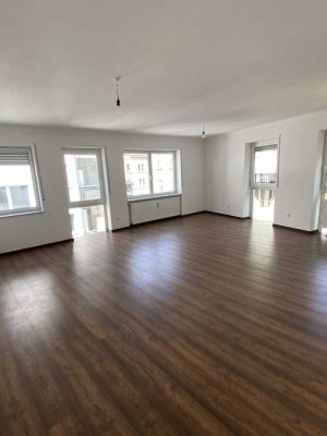 Stilvolle und helle 4-Zimmer-Wohnung mit Balkon in ruhiger Wohnlage von  Offenbach am Main
