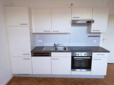 LEND: 2 ZIMMER-Altbau + ruhiger Balkon + Wohnküche möbliert + Bad mit Dusche + extra WC + nähe AVL!