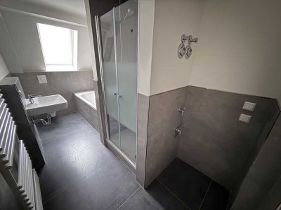 ERSTBEZUG! Moderne 2-Raum-Dachgeschosswohnung mit tollem Tageslichtbad & offener Wohnküche!