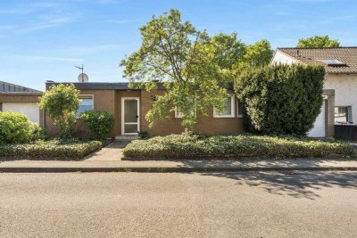 Eingeschossig, weitläufig, mit Zukunft – Bungalow auf ruhigem Grundstück in Köln-Sürth